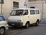 Nissan Trade Combi (versión mixta para pasajeros y cargas).