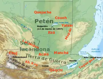 El norte de Guatemala está conformado de una planicie de tierras bajas que se estira desde el pie de la sierra de los Cuchumatanes extendiéndose en un arco hacia el sur. Al este de las montañas se encuentra gran lago de Izabal en de las tierras bajas, al este con una salida en la Bahía de Amatique que se abre hacia el golfo de Honduras. Inmediatamente al norte de las montañas se encuentra la selva Lacandona, con el Petén hacia el noreste. Ystapalapán fue un asentamiento en los Cuchumatanes occidentales, en el territorio de los chuj. Cobán se sitiaba en territorio quekchí, en el piemonte a medio camino entre Ystapalapán en el oeste y el lago de Izabal en el este. Xocolo se encontraba en el extremo noreste del lago de Izabal, donde fluye hacia el mar. Nito, también conocido como Amatique, se situaba en la costa, en la embocadura del río que fluye del lago en la Bahía de Amatique. El área al sur del lago era parte del territorio toquegua. Los manche ocupaban las tierras al noroeste del lago, con los acala al oeste, entre los manche y los chuj. Los lacandones se encontraban hacia el noroeste de los acala, en la frontera con México. El lago Petén itzá esta en el centro de Petén, al norte. Era donde se situaba Nojpetén, con las tierras del reino itza' extendiéndose hacia el sur del lago. Al este de los itza' y al noreste de los manches se encontraban los mopanes, en la frontera con Belice. Al norte de los mopanes y al este del lago Petén Itzá se encontraban los yalain. Los ko'woj estaban al noreste del lago y los kejache hacia el noroeste. La «Tierra de Guerra» cubría una amplia franja, incluyendo el norte de las montañas y la parte sur de las tierras bajas.