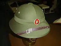 Casco de médula del Fuerzas Armadas de la República Democrática de Vietnam, utilizado desde la Guerra de Vietnam hasta el presente en Vietnam.