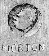 Detalle de la caricatura precedente que muestra el perfil y el nombre de Norton sobre el pedestal.