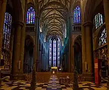 Interior de la iglesia de Notre-Dame de Huy, con sus pilares soissonnais.