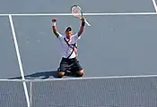 El tenista serbio Novak Djokovic celebra de rodillas su pase a la final del US Open 2007.