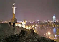 Vista nocturna de la torre Ušće.