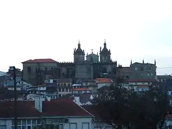 Vista exterior de la catedral con las dependencias del obispado y su aspecto fortificado.