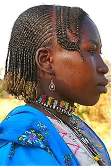 Mujer nuba de Sudán con micro-trenzado de pelo afro, 2008.