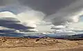 En la imagen se puede apreciar el fenómeno de nubes lenticulares, muy característico de Chos Malal y en general de la Patagonia en sitios cercanos a la cordillera