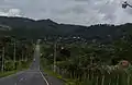 Nuevo Custcatlán (centro de la foto) visto de lejos. La carretera lo conecta con Santa Tecla.
