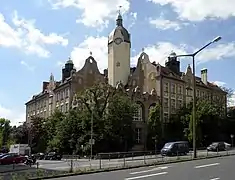 : Escuela de Bismarck, en Núremberg, de los arquitectos Georg Kuch y Carl Weber (1902/1904)