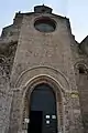 Doble chambrana sobre una escueta arquivolta en la portada de la iglesia del monasterio de San Salvador en Oña, Burgos. Siglo XI.