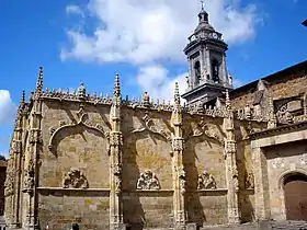 Exterior del claustro de la iglesia de San Miguel Arcángel (Oñate), comienzos del XVI