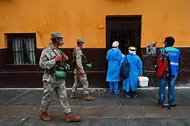 Miembros del Ejército del Perú respaldan a las brigadas del Ministerio de Salud durante la Operación Tayta en Barrios Altos, Lima Metropolitana.