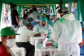 Ministro de Defensa Jorge Chávez supervisa labor del Ministerio de Salud durante la Operación Tayta en Puerto Maldonado, Madre de Dios.