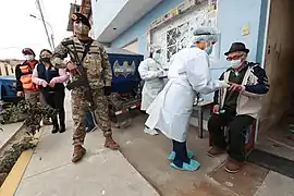 Miembros del Ejército del Perú respaldan a las brigadas del Ministerio de Salud durante la quinta Operación Tayta en Villa El Salvador, Lima Metropolitana.