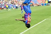 El delantero nigeriano Obafemi Martins celebra con un salto mortal un gol para el Levante U. D.