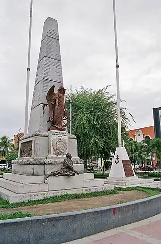 Obelisco de los Héroes en la Plaza de Armas de Iquitos