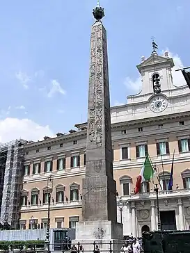 Obelisco de Montecitorio, trasladado a Roma el año 10 a. C. por orden de Augusto desde Heliópolis donde había sido erigido por Psamético II (XXVI dinastía, hacia 589 a. C.)