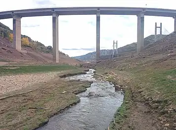 Oblanca y su arroyo durante la sequía del embalse en 2017