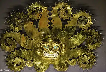 Corona mochica de oro. Representación de un pulpo mítico, una deidad de los mochicas.