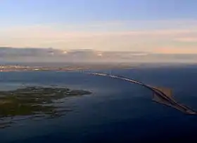 Puente Øresund de Dinamarca a Suecia. A la derecha está la isla artificial de Peberholm, y a la izquierda Saltholm. La imagen está tomada desde el aire.