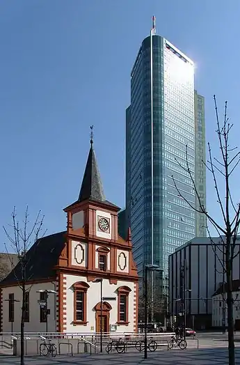 Iglesia francesa y "City Tower" (120 m).