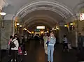 Estación de metro Oktyabrskaya-Koltsevaya, con las lámparas a lo largo de ambos lados.