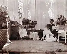 Gran Duquesa Olga Nikoláyevna con su uniforme de enfermería, la zarina Alexandra, y la Gran Duquesa Anastasia Nikoláyevna en la habitación de la zarina alrededor de 1916.