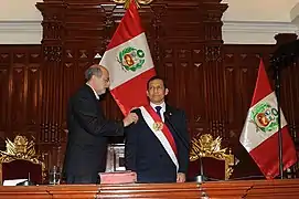 Perú. El presidente del Congreso, Daniel Abugattás, impone la banda presidencial de Perú a Ollanta Humala.