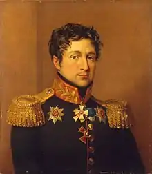 Pintura de un hombre sombrío, bien afeitado y cabello oscuro y ondulado. Viste un abrigo militar verde muy oscuro con charreteras doradas y varias medallas.