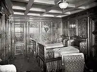 Suite C-76 a bordo del Olympic, decorada con paneles de madera satinada al estilo renacimiento italiano. En el Titanic, el diseño era similar, instalado en las suites B-53 y C-82.