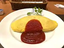 Omurice (arroz omelette japonés) con arroz frito en su interior.