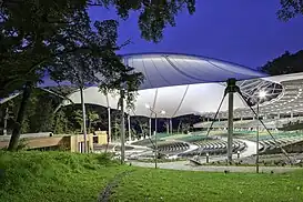 La Opera Leśna, un anfiteatro al aire libre en Sopot (Polonia), con una cubierta de membrana.