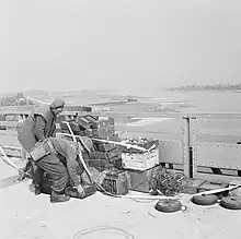 Ingenieros británicos eliminaron los cargos que los alemanes habían establecido para volar el puente de Nijmegen, septiembre de 1944.