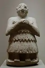 Estatuilla votiva que representa a un hombre orante sentado. Procedente de Ngirsu (c. 2400 a. C.)