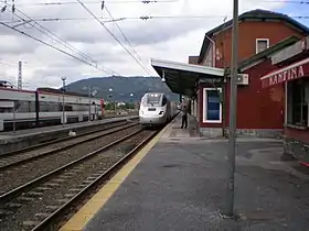 Un Alvia S-130 pasando por la estación de Orduña.