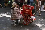 Mujer a cargo de un organillo, en el Rastro de Madrid (2009).