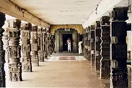 Kalyanamantapa con pilares ornamentados en el templo Cheluva Narayana,  Melkote