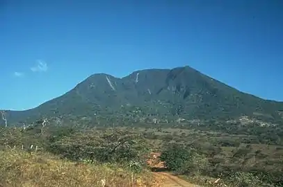 Parque nacional Guanacaste.Ubicado en la sección norte de la provincia, protege tres tipos de bosque: bosque seco, bosque lluvioso y bosque de transición. Incluye las cimas de los volcanes Orosí (en la foto) y Cacao. Protege cerca de 3.000 especies de plantas, 5.000 de mariposas y 300 de aves, y mamíferos como el tepezcuinte, el venado, el jaguar, el cariblanco, el puma, la danta, el pizote, el saíno, el armadillo, el tolomuco y el perezoso de dos dedos. Cuenta con tres estaciones biológicas: Maritza, Pitilla y Cacao.