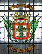 Escudo de La Orotava en un ventanal del edificio.