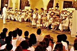 La Orquesta Típica Yucalpeten y cantantes decidoras de bombas, jarana, Plaza Santa Lucía, Mérida, Yucatán, México, 1987.