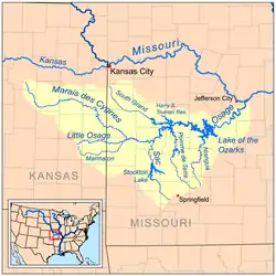 El río Osage también fluye hacia el este por el oeste del estado hasta desaguar en el Misuri cerca de Jefferson City