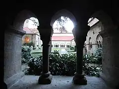 Claustro que rodea el patio de la catedral