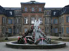 La fuente del castillo (lado norte) decorada por Pâques (Osterbrunnen)