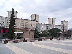 Plaza peatonal, sobre el aparcamiento subterráneo para residentes, entre las calles Zizeruena y Ugarte.