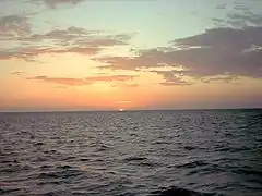 Crépusculo sobre el océano, en el golfo de México.