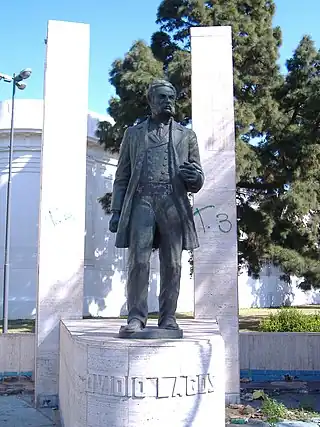 Monumento a Ovidio Lagos, fundador del diario "La Capital"