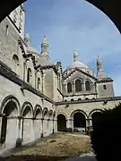 Vista desde el oeste del claustro.