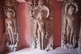 Esculturas de los tirthankaras yainas en el templo de Shantinath