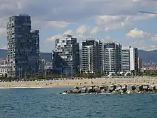 Sur del parque Diagonal Mar, visto desde el mar ante la playa de levant. A la derecha se ven las torres residenciales Illa de la Llum en el centro la Illa del Bosc y a la izquierda una de las torres de la Illa del Cel