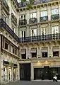 Edificio en el n°7.