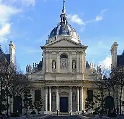 Fachada sobre la plaza